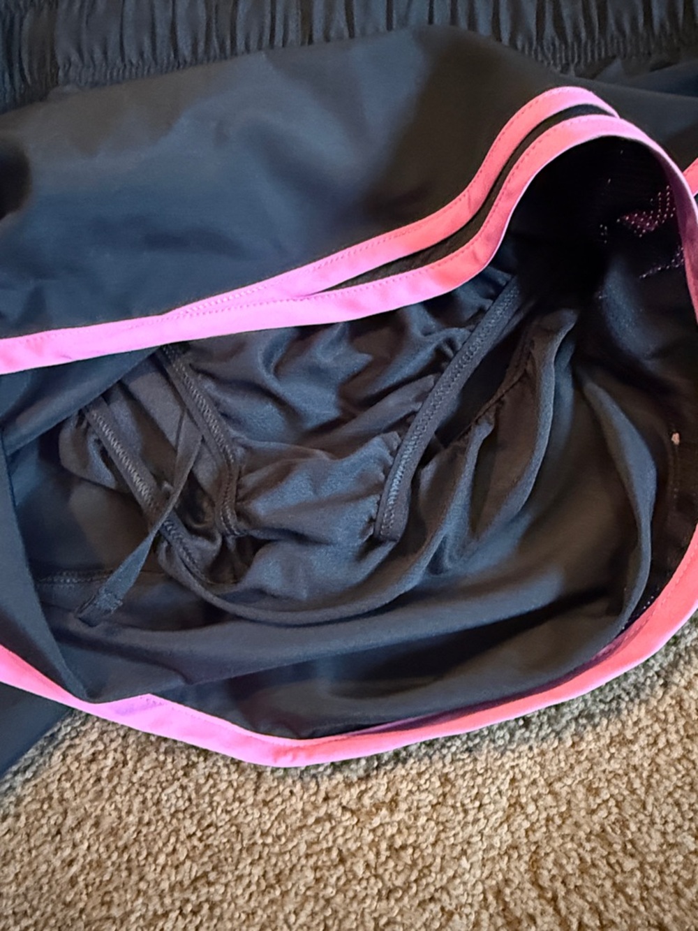 Nike Women’s Black Athletic Shorts with Pink Piping Size XL NWT - Picture 3 of 4